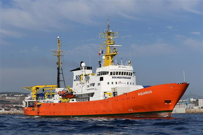 Tàu cứu hộ Aquarius của Pháp rời khỏi cảng Marseille, miền đông nam nước này ngày 1/8. (Ảnh: AFP/TTXVN) Italy bắt giữ tàu cứu hộ Aquarius do nghi chứa chất thải độc hại ảnh 1