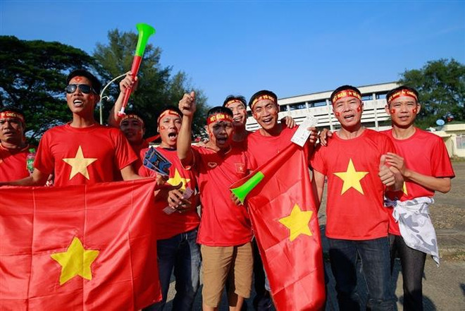 Cổ động viên Việt Nam tiếp lửa cho trận quyết đấu với Myanmar ảnh 2
