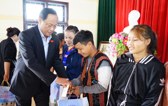 Phó Chủ tịch Quốc hội Trần Quang Phương thăm, tặng quà Tết cho người dân có hoàn cảnh khó khăn của xã A Ngo, huyện Đakrông. (Ảnh: Thanh Thủy/TTXVN) ttxvn-2101quangtri3-3303.jpg