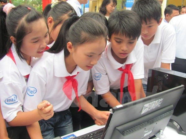 Học sinh trường Trung học cơ sở Đại Thịnh A, Mê Linh, Hà Nội. (Ảnh: Phạm Mai/Vietnam+) Sự kiện trong nước 10-16/10: Mưa lũ lịch sử ở các tinh miền Trung ảnh 7
