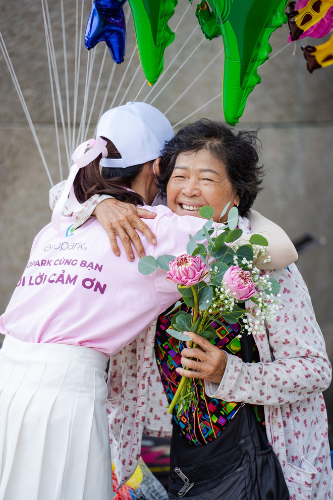 Mùa Vu Lan: Ecopark tặng hàng nghìn bông hoa cho những người đặc biệt ảnh 7