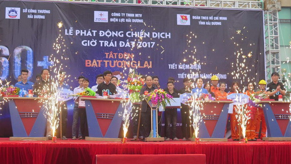 Đại diện các sở, ngành nhấn nút phát động chiến dịch Giờ Trái đất 2017 tại Hải Dương. (Ảnh: Mạnh Minh/TTXVN) Đoàn viên thanh niên tạo sức lan tỏa từ Chiến dịch Giờ Trái Đất ảnh 2