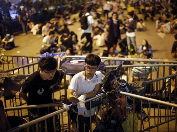 Người biểu tình đứng canh một rào chắn ở Mong Kok sau các cuộc xung đột với cảnh sát rạng sáng 18/10 (Nguồn: Reuters) Sinh viên Hong Kong tái khẳng định điều kiện nối lại đàm phán ảnh 1