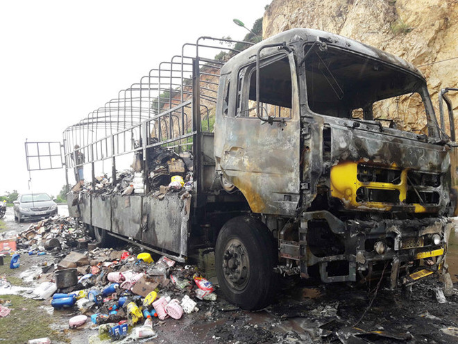 Bình Định: Xe tải chở đầy hàng hóa đột nhiên bốc cháy dữ dội ảnh 1