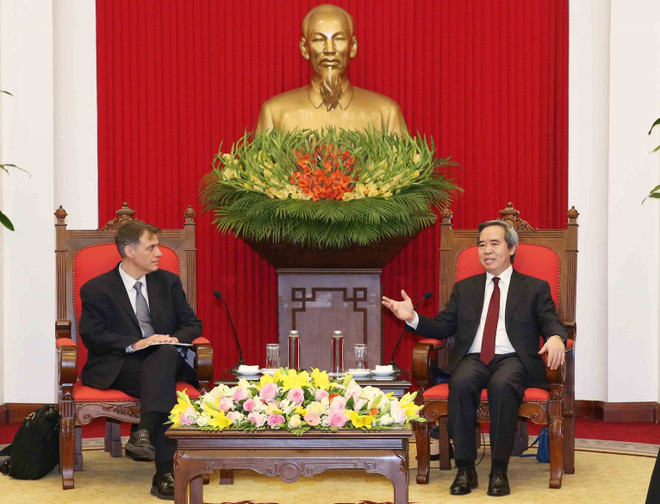 Quang cảnh buổi tiếp. (Ảnh: Phương Hoa/TTXVN) Trưởng Ban Kinh tế TW tiếp Phó Trợ lý Bộ trưởng Tài chính Hoa Kỳ ảnh 1