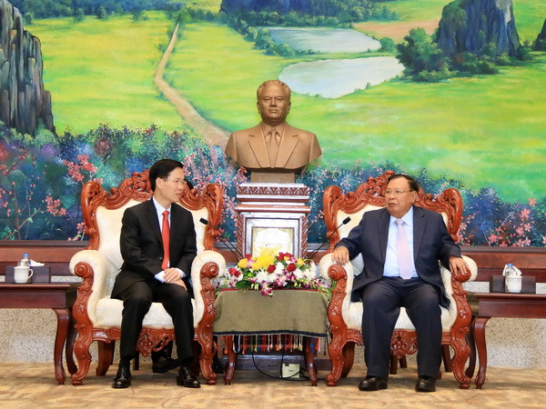 Chủ tịch nước Lào Bounnhang Volachith tiếp thân mật đồng chí Võ Văn Thưởng, Ủy viên Bộ Chính trị, Bí thư Trung ương Đảng, Trưởng Ban Tuyên giáo Trung ương dẫn đầu Đoàn đại biểu cấp cao Ban Tuyên giáo Trung ương Đảng Cộng sản Việt Nam đang thăm và làm việc tại Lào. (Ảnh: Phạm Kiên/TTXVN) Đoàn Ban Tuyên giáo Trung ương thăm và làm việc tại Lào ảnh 1