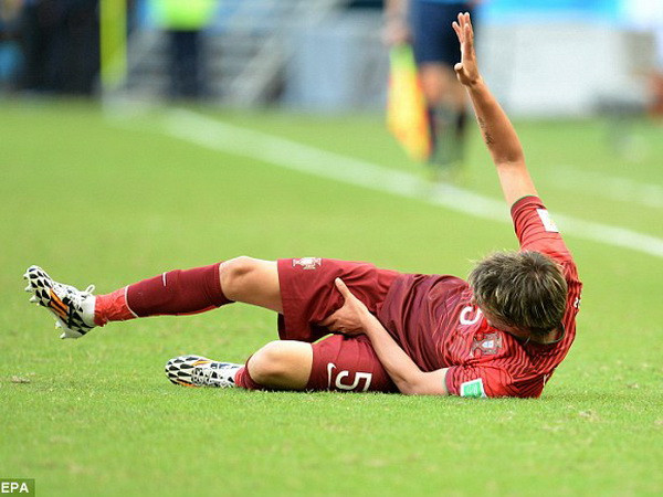 Fabio Coentrao chia tay World Cup, Bồ Đào Nha tổn thất nặng nề ảnh 1