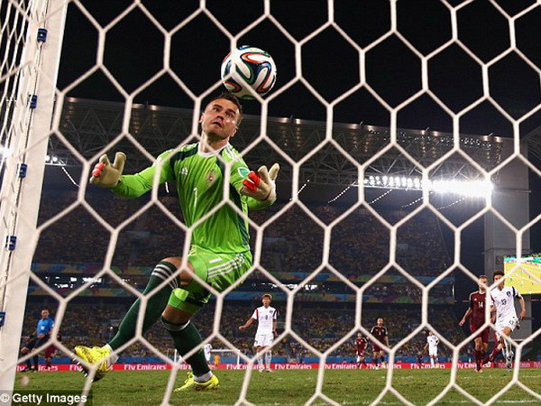 "Gấu Nga" suýt phải trả giá trước Hàn Quốc vì thủ môn siêu tệ ảnh 1