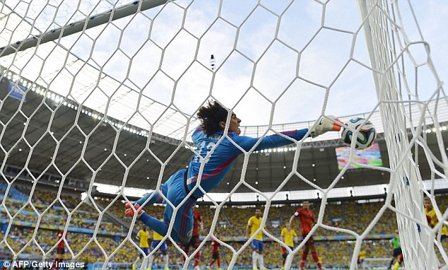 [Photo] Dàn sao của Brazil bất lực trước "Người nhện" Ochoa ảnh 9