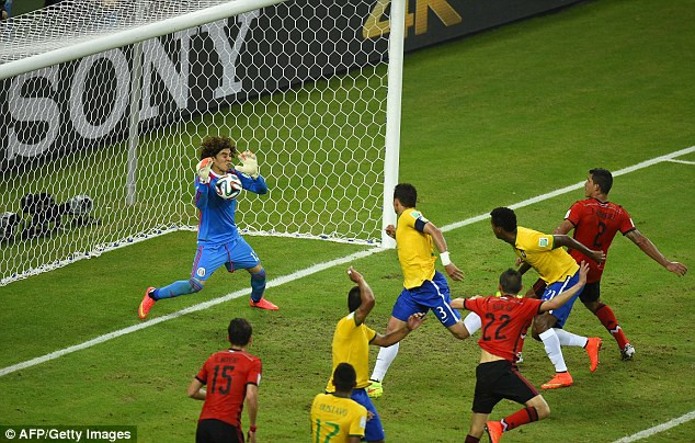 [Photo] Dàn sao của Brazil bất lực trước "Người nhện" Ochoa ảnh 4