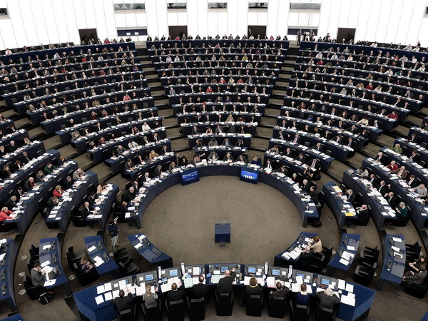 Nghị viện châu Âu kêu gọi phong tỏa tài sản đối với Nga ảnh 1