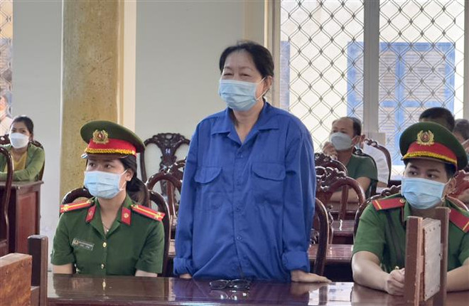 Bị cáo Nguyễn Thị Kim Hạnh (Mười Tường) tại phiên tòa. (Ảnh: Thanh Sang/TTXVN) Hoãn phiên tòa xét xử trùm buôn lậu Nguyễn Thị Kim Hạnh ảnh 1
