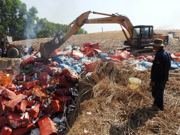 Tây Ninh tiêu hủy gần 352.000 gói thuốc lá điếu ngoại nhập lậu ảnh 1