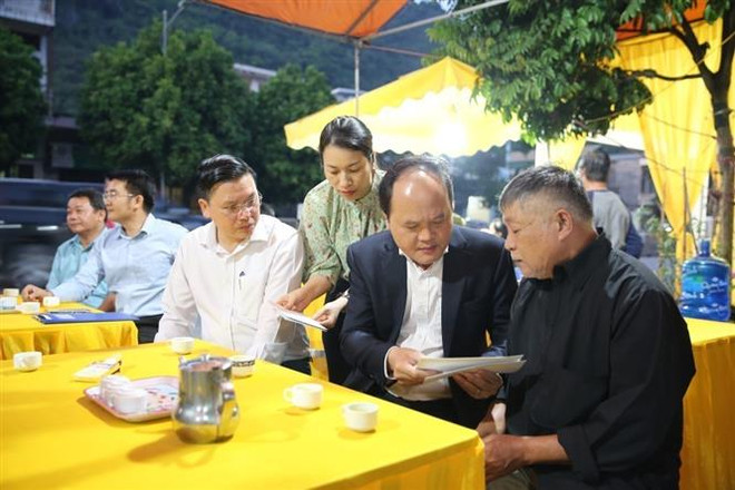 Ban Aan toàn Giao thông tỉnh Quảng Ninh thăm hỏi, chia buồn và hỗ trợ gia đình nạn nhân đã tử vong vụ tai nạn giao thông rạng sáng 31/10 tại tỉnh Lạng Sơn. (Ảnh: TTXVN phát) Thăm hỏi nạn nhân vụ tai nạn giao thông nghiêm trọng tại Lạng Sơn ảnh 1