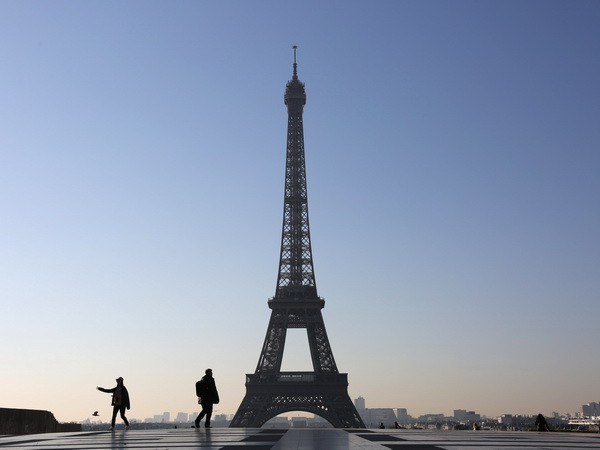 Tháp Eiffel tắt đèn để tưởng niệm các nạn nhân khủng bố London ảnh 1