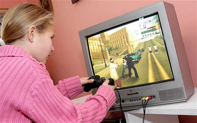 Trẻ có nguy cơ tăng động nếu chơi điện tử quá 3 giờ mỗi ngày ảnh 1