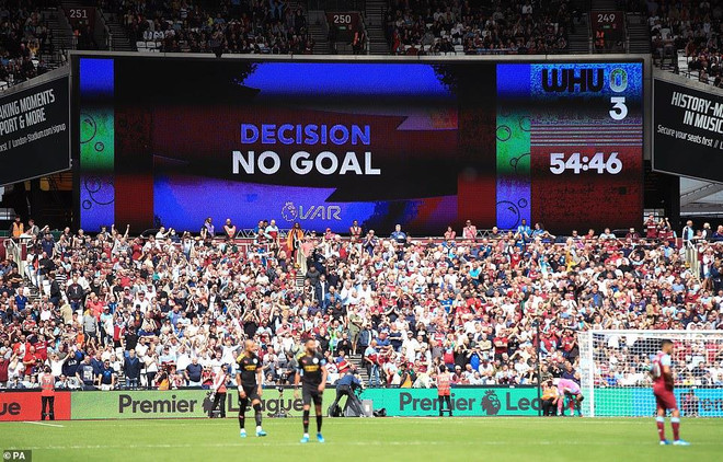 Trọng tài đã 3 lần phải sử dụng công nghệ VAR ở trận Man City thắng West Ham. Manchester City thắng hủy diệt trong ngày mở màn Premier League ảnh 2