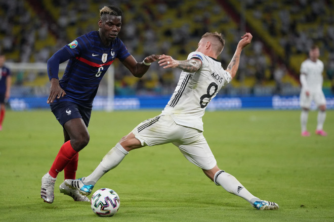 Pogba thi đấu vượt trội so với Kroos. (Ảnh: AFP/TTXVN) Jogi Loew sẽ dùng chiến thuật nào cho trận Đức - Bồ Đào Nha ảnh 1