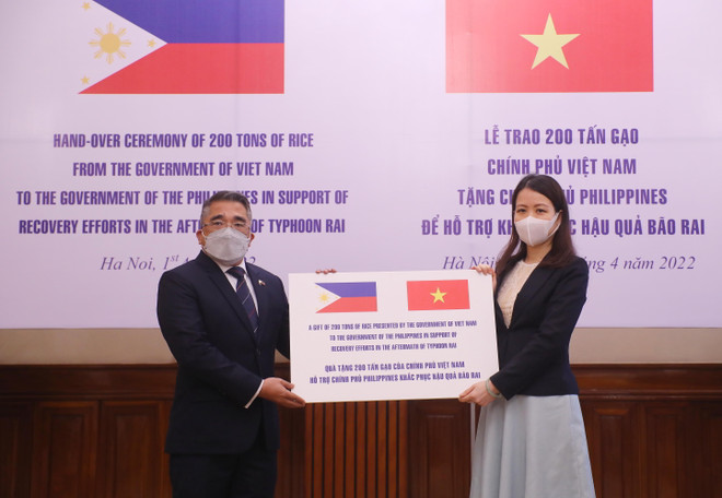 Trao tặng 200 tấn gạo hỗ trợ Philippines khắc phục hậu quả bão Rai ảnh 1