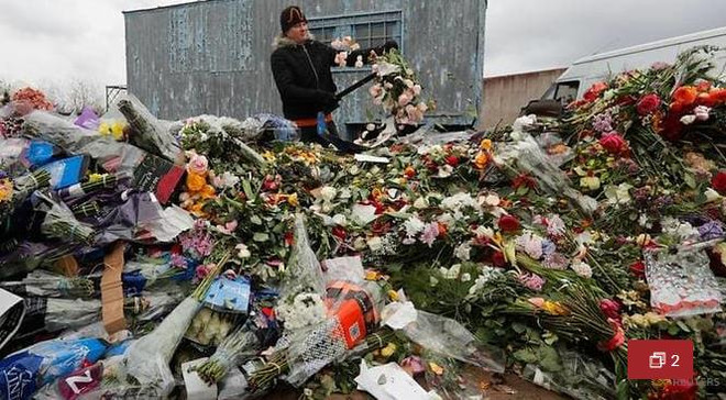 Một nhân viên của một cửa hàng hoa tiêu hủy những bông hoa chưa bán ở Saint Petersburg. (Nguồn: channelnewsasia.com) Hàng triệu bông hồng tại Nga bị vứt bỏ mỗi ngày do dịch COVID-19 ảnh 1