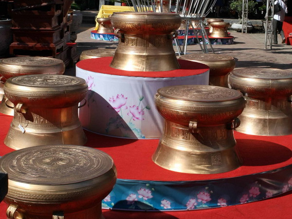 Điện Biên tiếp nhận phiên bản trống đồng, súng thần công ảnh 1