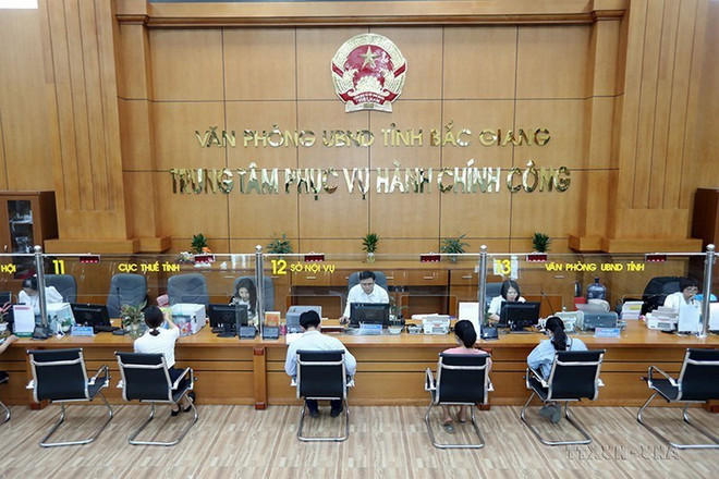 Trung tâm Phục vụ hành chính công tỉnh Bắc Giang thực hiện nhiều cải cách thủ tục, góp phần tạo thuận lợi cho người dân và doanh nghiệp, giải quyết nhanh, hiệu quả các thủ tục hành chính. (Ảnh: Danh Lam/TTXVN) ttxvn trung tam hanh chinh cong tinh Bac Giang_resize.jpg