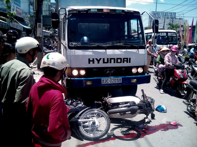 Xe môtô chở 3 người đâm trực diện xe tải, 3 thanh niên tử vong ảnh 1