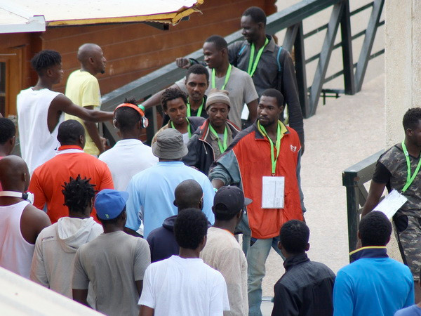 Người di cư lại tràn vào vùng lãnh thổ Ceuta của Tây Ban Nha ảnh 1