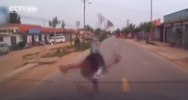 Cậu bé thoát chết thần kỳ khi bị ôtô đâm trong lúc chạy qua đường ảnh 1