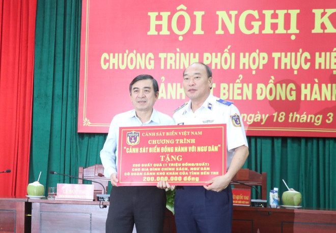 Bến Tre ký kết thực hiện dân vận "Cảnh sát biển đồng hành với ngư dân" ảnh 2