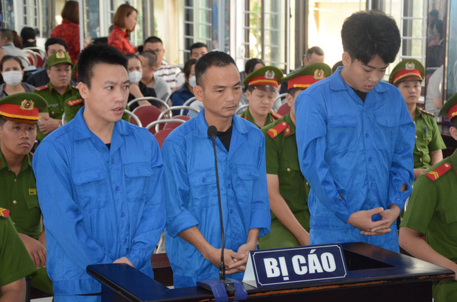 Ba bị cáo hành hung nhân viên gác chắn tàu gây phẫn nộ dư luận ở Đà Nẵng tại phiên tòa. (Ảnh: Văn Dũng/TTXVN) Đà Nẵng: Xét xử lưu động 3 đối tượng hành hung nhân viên gác chắn tàu ảnh 1