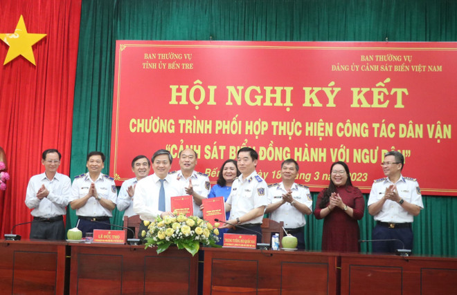Bến Tre ký kết thực hiện dân vận "Cảnh sát biển đồng hành với ngư dân" ảnh 1