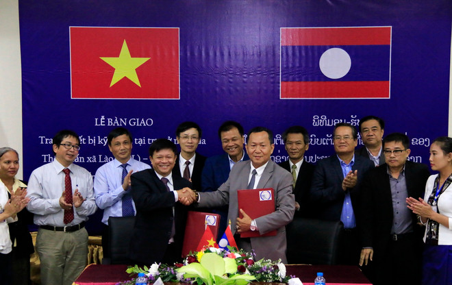 Thứ trưởng Bộ Thông tin Văn hóa và Du lịch Lào, ông Savankhone Razmountry cùng lãnh đạo TTXVN và TTX Lào tại lễ ký bàn giao thiết bị. (Ảnh: Phạm Kiên/TTXVN) TTXVN-KPL: Cầu nối giúp vun đắp và gìn giữ quan hệ đặc biệt Việt-Lào ảnh 3