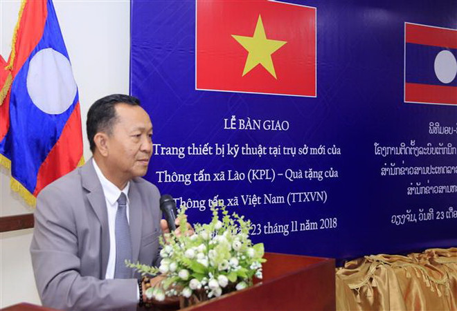 Tổng Giám đốc TTX Lào, ông Sounthone Khanthavong, phát biểu tại lễ ký Biên bản bàn giao. (Ảnh: Phạm Kiên/TTXVN) TTXVN-KPL: Cầu nối giúp vun đắp và gìn giữ quan hệ đặc biệt Việt-Lào ảnh 5