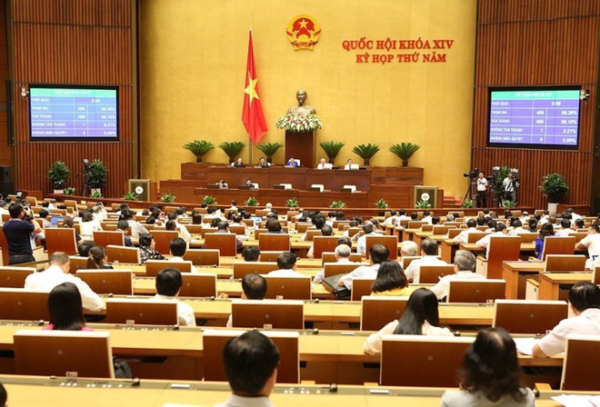 Toàn cảnh Kỳ họp thứ năm, Quốc hội khóa XIV. (Ảnh: Dương Giang/TTXVN) Các đại biểu thảo luận dự thảo Luật Phòng, chống tham nhũng (sửa đổi) ảnh 1