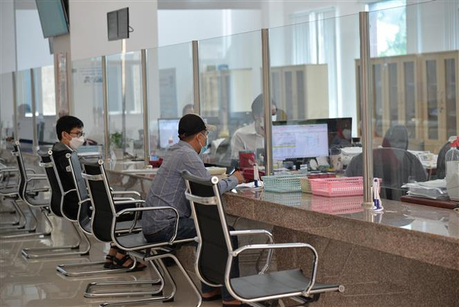 Người dân đến làm thủ tục tại Trung tâm phục vụ hành chính công tỉnh Tiền Giang. (Ảnh: Hữu Chí/TTXVN) Khơi thông “điểm nghẽn,” củng cố niềm tin của doanh nghiệp ảnh 2