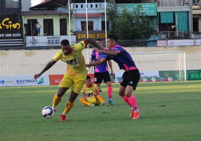 Một pha tranh chấp bóng của cầu thủ hai đội Đông Á Thanh Hóa và Sài Gòn FC. (Ảnh: Trịnh Duy Hưng/TTXVN) V-League 2022: Bùng nổ bàn thắng tại các trận đấu vòng 7 ảnh 2