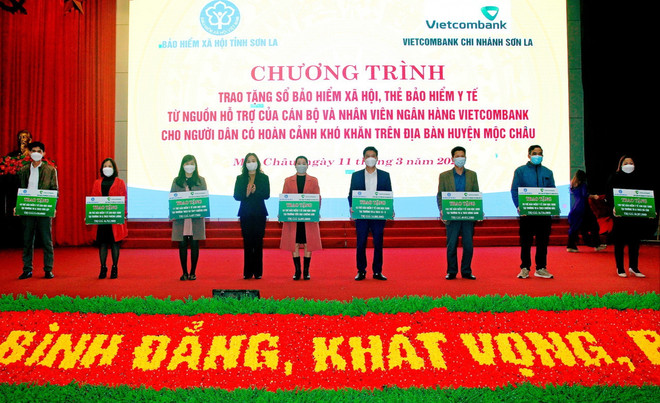 Tặng gần 1.000 thẻ bảo hiểm y tế cho người dân có hoàn cảnh khó khăn ảnh 1