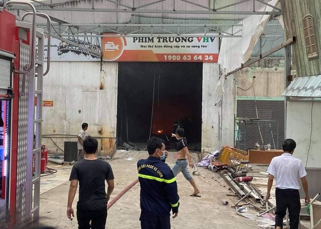 TP.HCM: Hỏa hoạn tại phim trường, nhiều người hốt hoảng tháo chạy ảnh 1