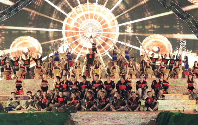 Tiết mục nghệ thuật tại lễ khai mạc. (Ảnh: Phạm Cường/TTXVN) Sự kiện trong nước nổi bật tuần qua: Ôtô 'Made in Vietnam' lăn bánh ảnh 6