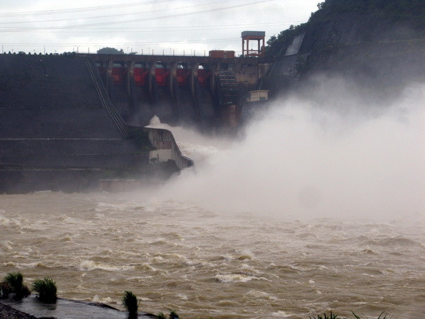 10 giờ ngày 18/8, đóng 1 cửa xả đáy hồ Thủy điện Hòa Bình ảnh 1