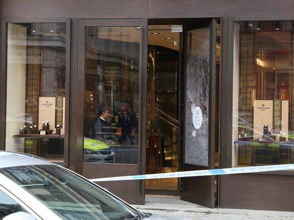 Vụ cướp táo tợn giữa ban ngày tại phố mua sắm ở London ảnh 1