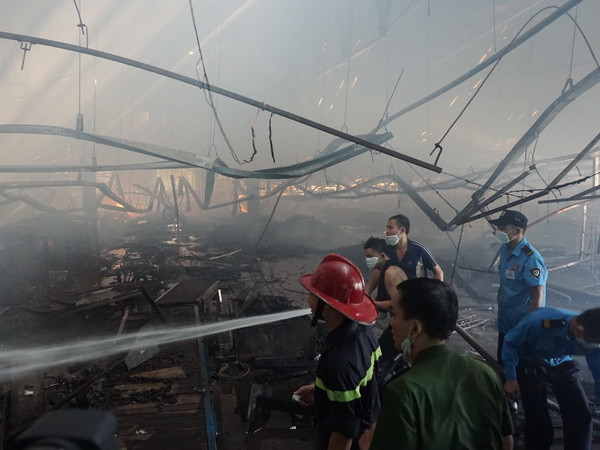 Nắng nóng như đổ lửa, xưởng đồ gỗ hàng nghìn mét vuông cháy lớn ảnh 1