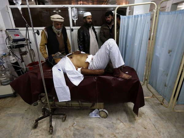 Nạn nhân bị thương trong vụ đánh bom điều trị tại bệnh viện ở Peshawar. (Nguồn: THX/TTXVN) Pakistan: Đánh bom đẫm máu nhằm vào cảnh sát ảnh 1
