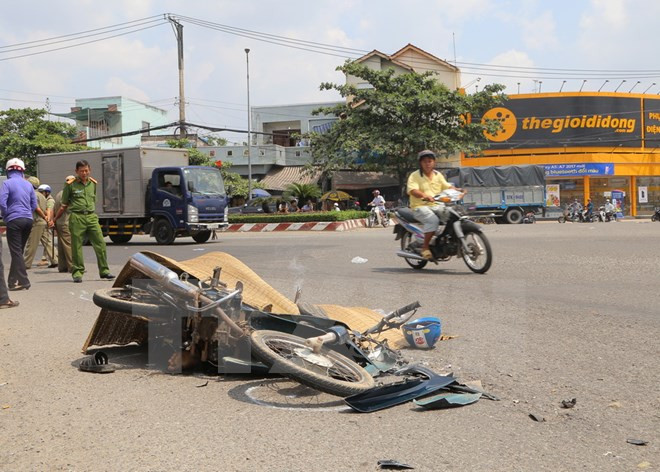 Hai người nước ngoài thương vong do điều khiển xe máy bất cẩn ảnh 1