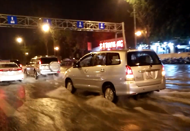 Cảnh báo một số tuyến đường bị ngập nặng ở nội thành Hà Nội ảnh 1