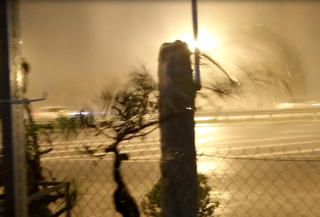 Bão số 3 vào Hà Nội, gió giật mạnh, nhiều tuyến đường bị “thất thủ" ảnh 1