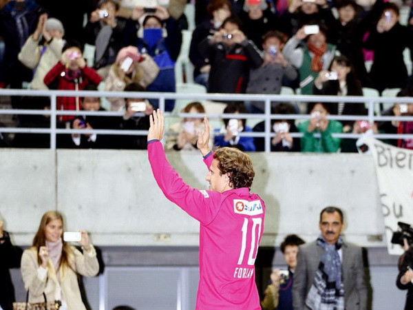Cổ động viên Cerezo Osaka "phát cuồng" vì Diego Forlan ảnh 5