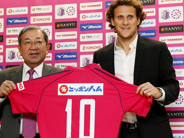 Cổ động viên Cerezo Osaka "phát cuồng" vì Diego Forlan ảnh 3