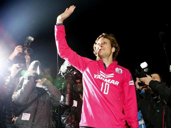 Cổ động viên Cerezo Osaka "phát cuồng" vì Diego Forlan ảnh 4